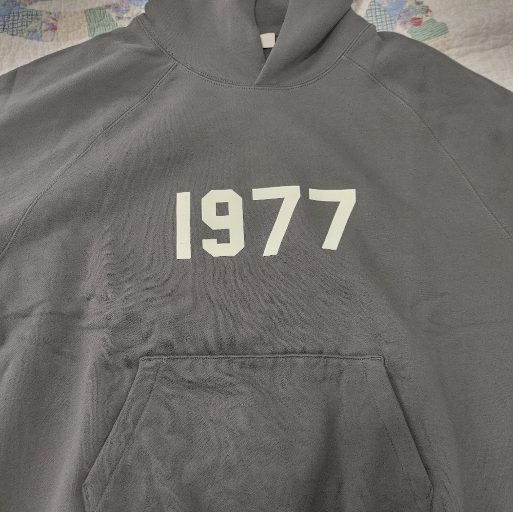 MEN'S FEAR OF GOD ESSENTIAL HOODIE